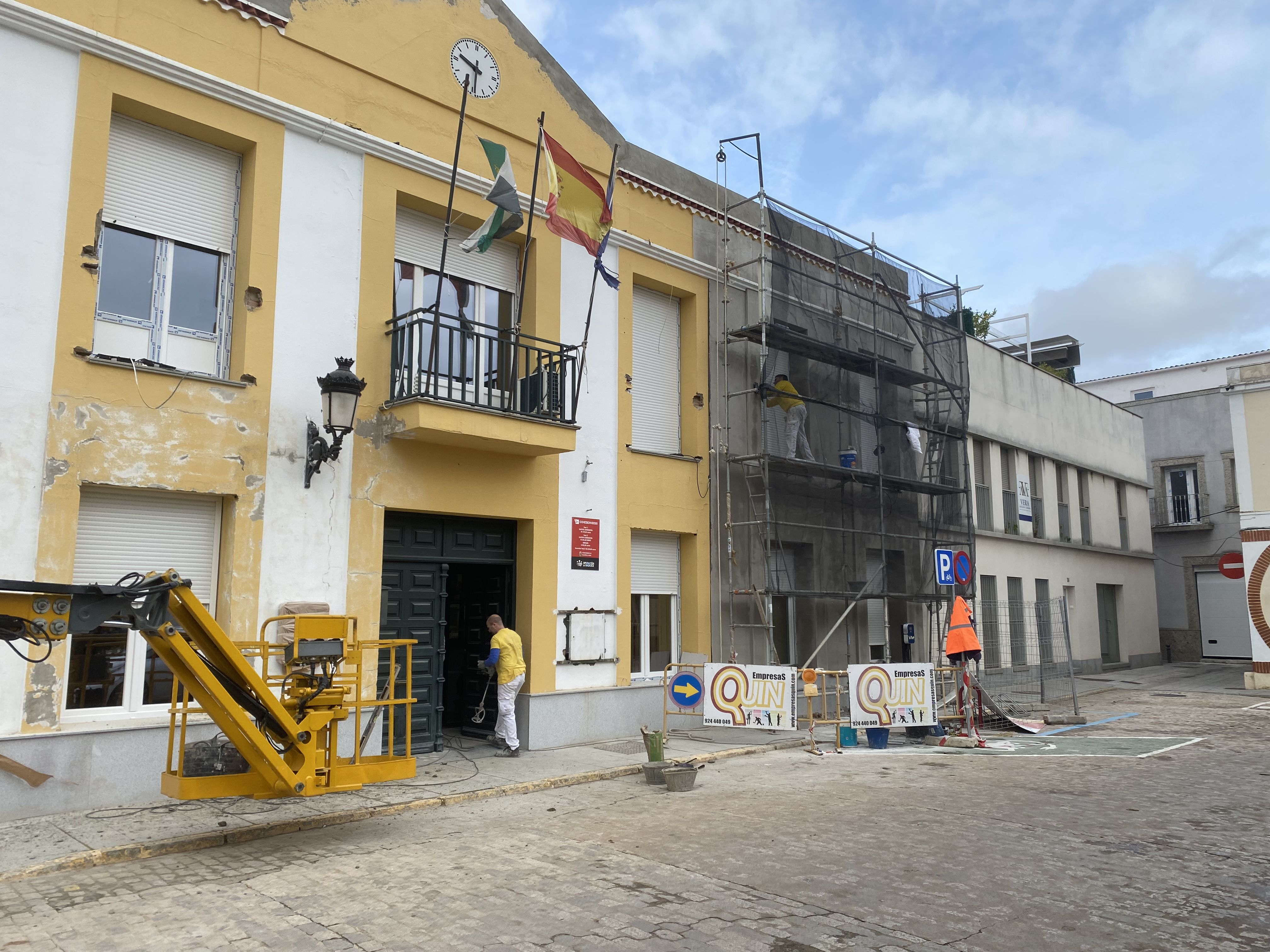 Colocacion de SATE en fachada Ayuntamiento Talavera de la Real