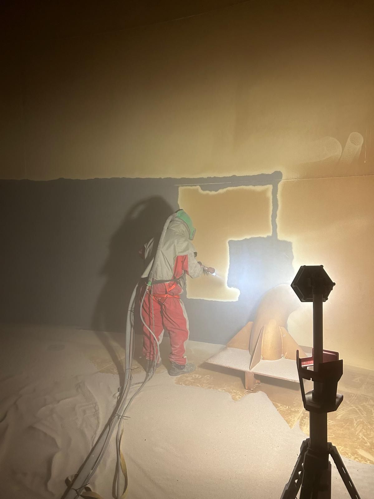 Chorro abrasivo en el interior de un tanque de agua